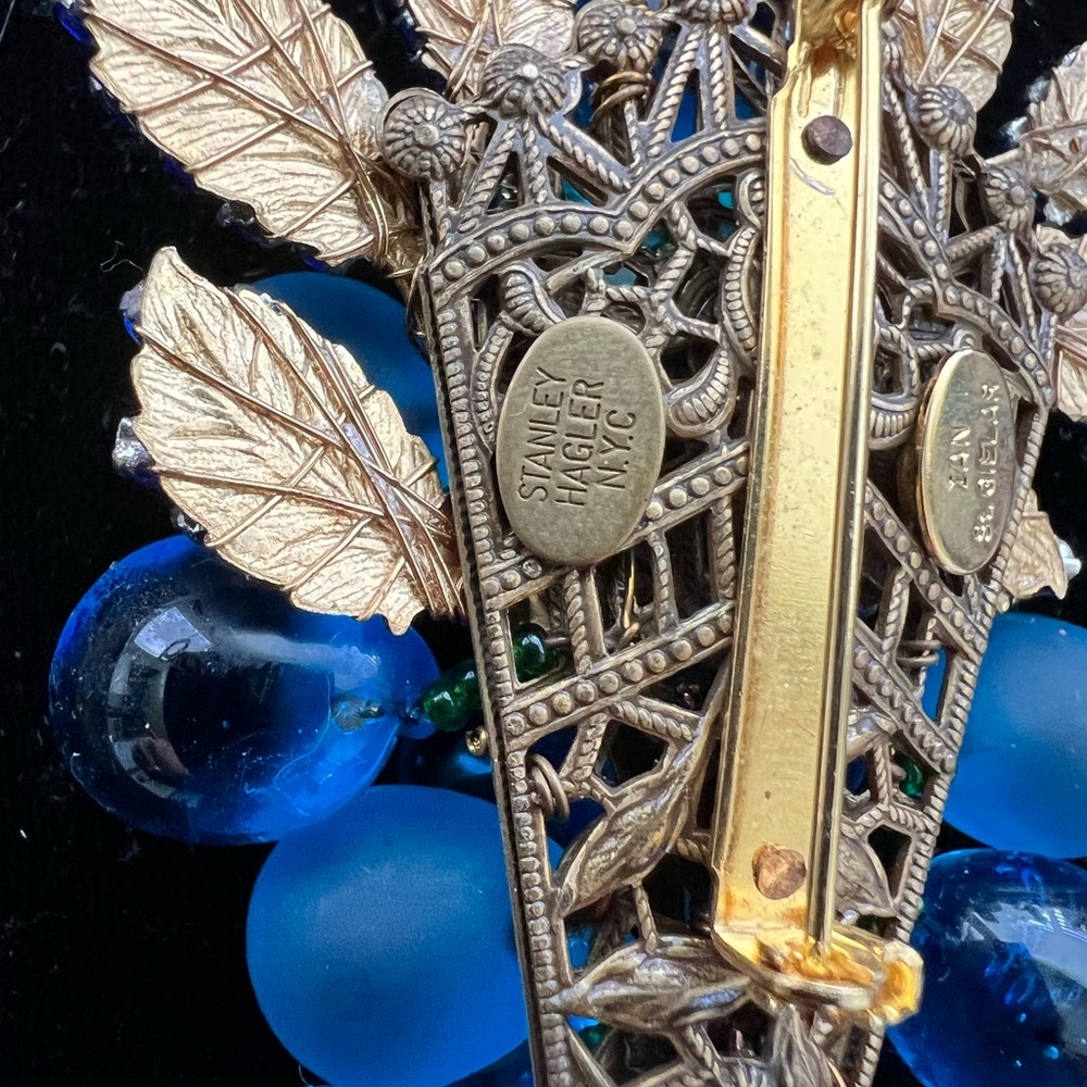 Stanley Hagler Blue Grapes Brooch - Picture 8 of 17